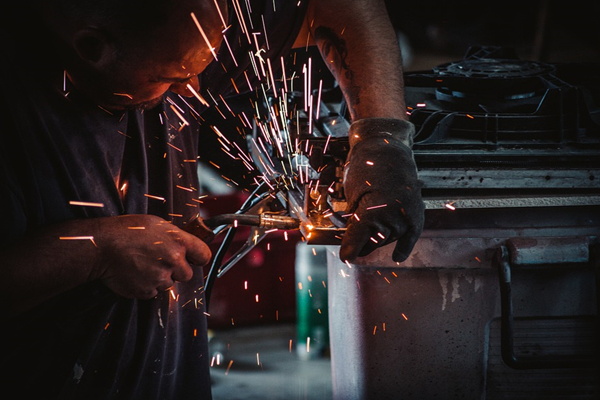 如何使用物聯網技術優化工業設備的維護？